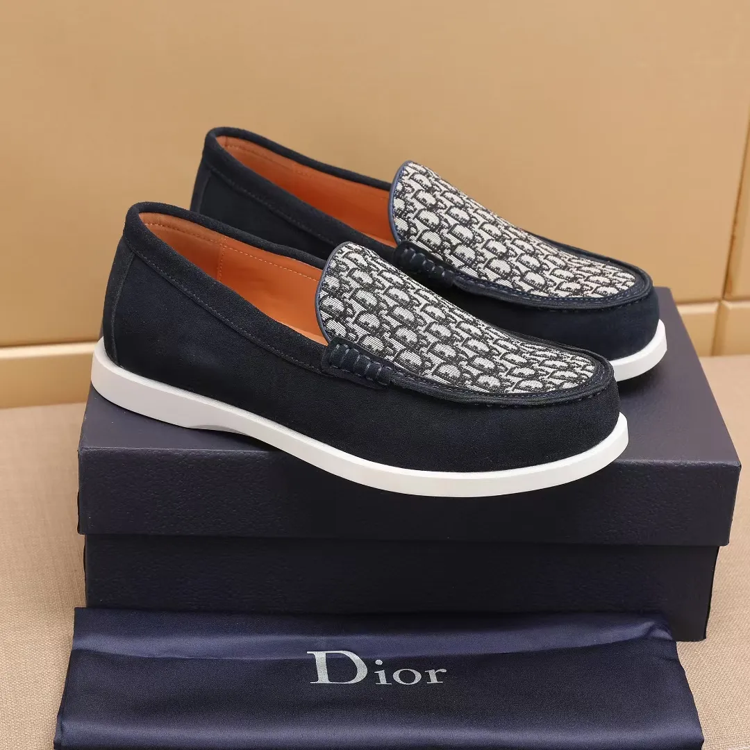 Men's Men's Shoes 💰400 [New Style] 🏍️🏍️Dior - This Dior Granville loafer is a casual dress shoe. Crafted from luxuriously soft beige suede, it features a beige Oblique print panel on the upper. The lightweight cream-white rubber sole is more sophisticated. The Dior Oblique pattern is engraved on the outsole to enhance the style, and the Dior logo is engraved on the back side. Adds elegance to any casual look.